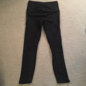 Under Armor Black crop leggings (size small)